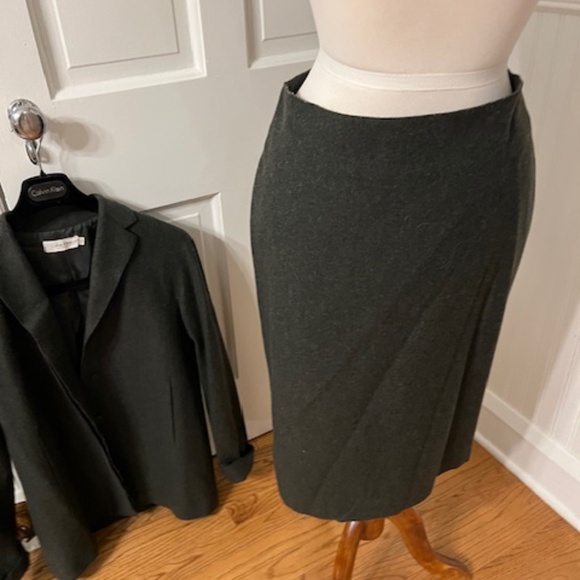 Womens Calvin Klein Collection wool, cashmere, nylon, and spandex suit. - Picture 11 of 16